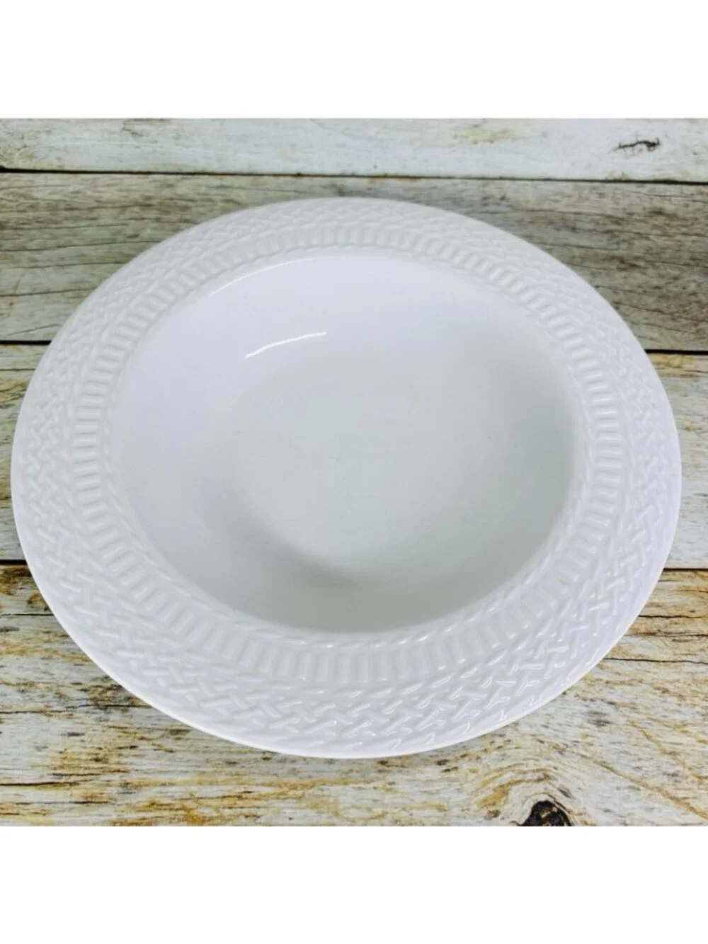 Livingquarters LIQ10 White Embossed Basketweave Rimmed 9